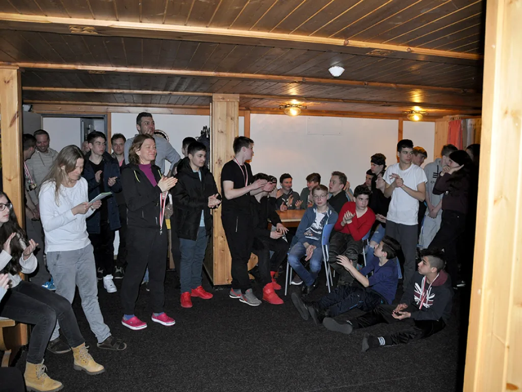 Abendveranstaltung im Aufenthaltsraum mit vielen Jugendlichen.